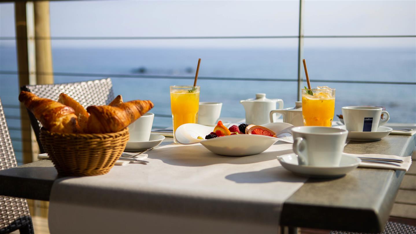Frühstück im Restaurant am Meer des 4-Sterne-Campingplatzes in Bagheera
