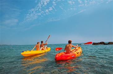 Seekajakfahren auf dem 4-Sterne-Campingplatz Bagheera in der Nähe von FKK-Stränden auf Korsika 