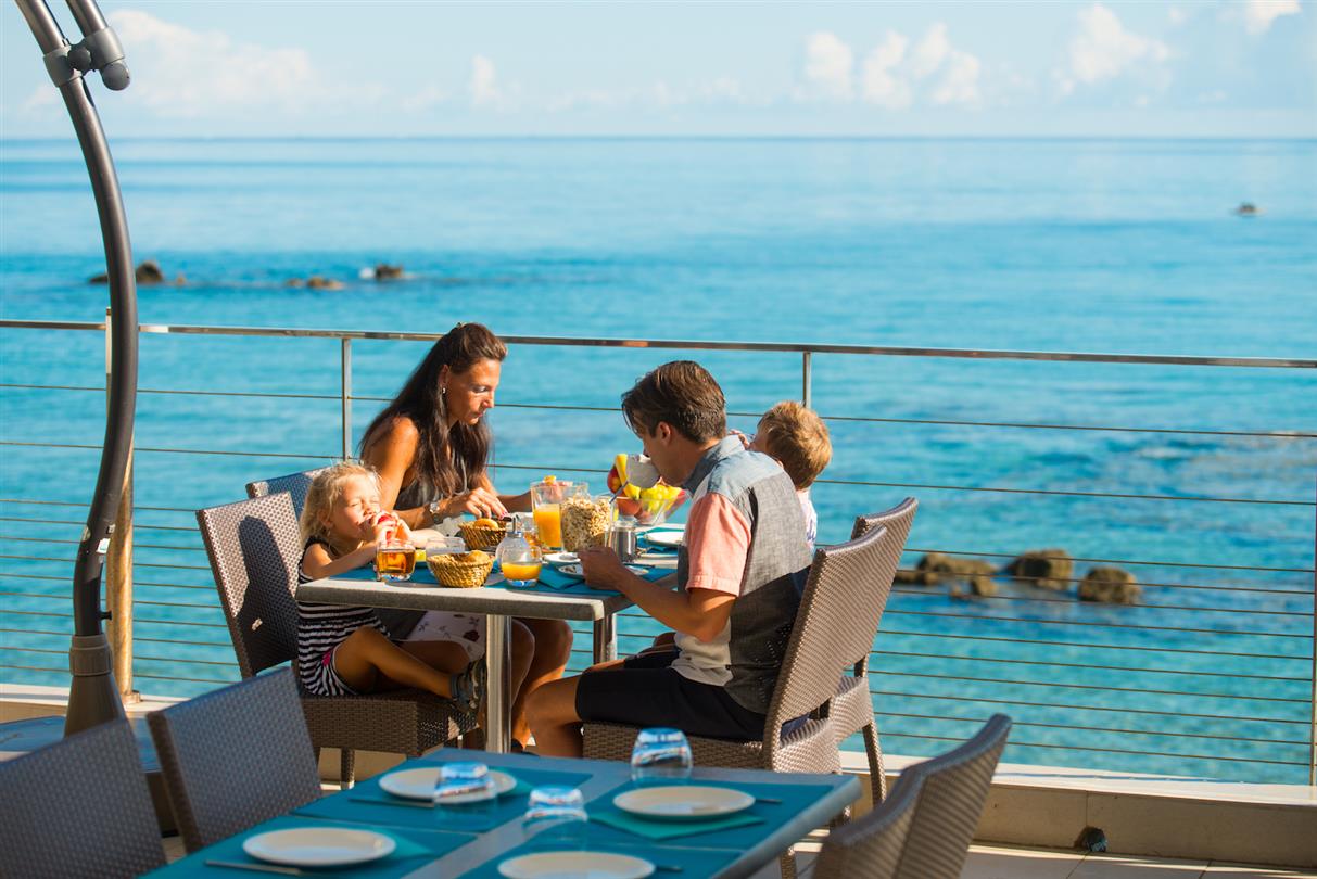 Frühstück im Restaurant am Meer des 4-Sterne-Campingplatzes in Bagheera