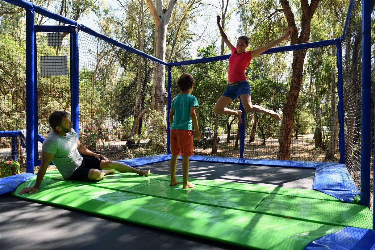 Trampolin mit der Familie - FKK-Camping Korsika