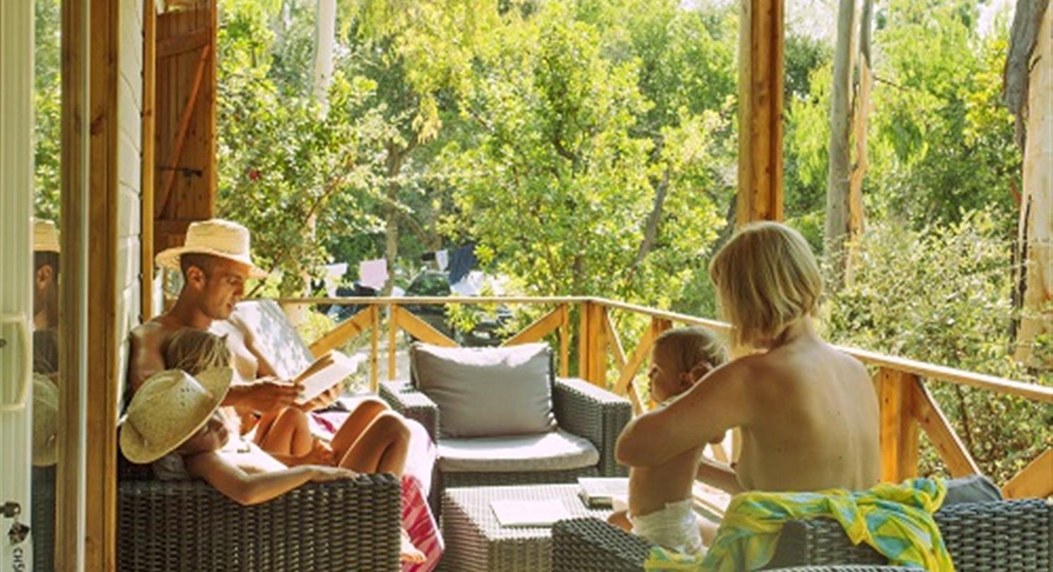  Familienurlaub, Chalet-Terrasse in Ihrem FKK-Campingplatz auf Korsika