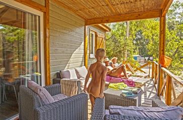 Familienurlaub, Chalet-Terrasse in Ihrem FKK-Campingplatz auf Korsika