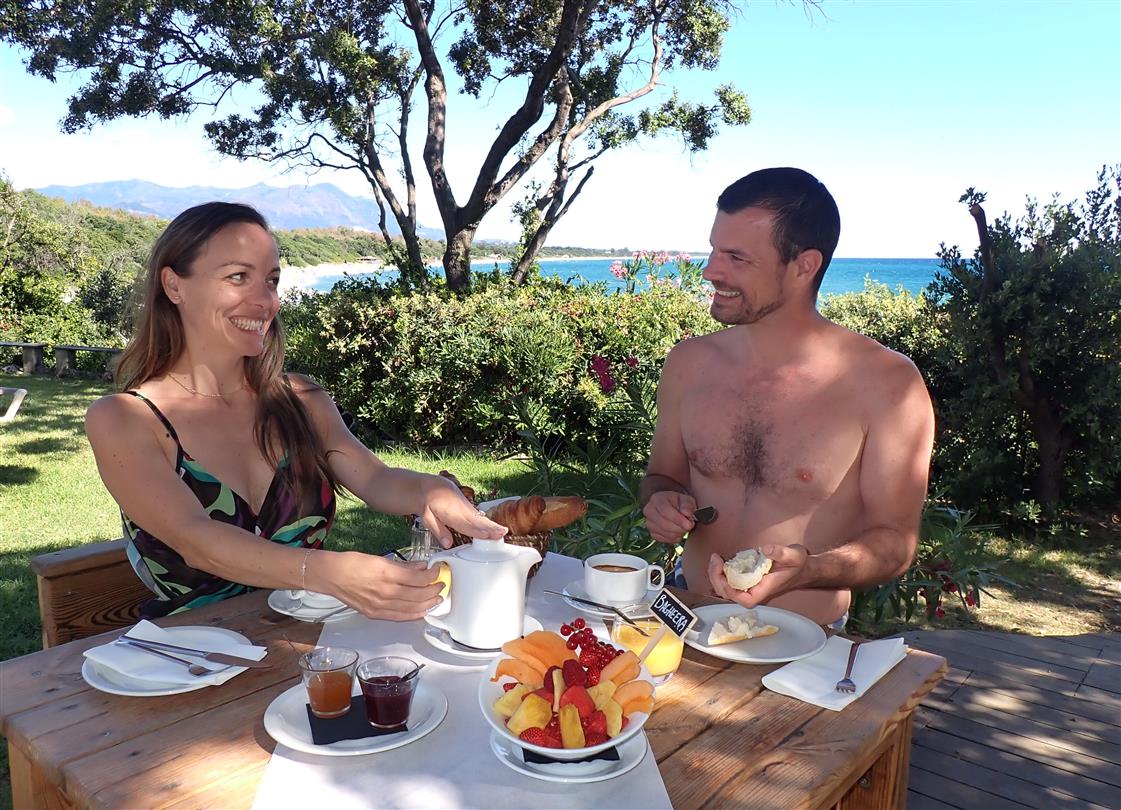  Ein reichhaltiges Frühstück auf der Terrasse des Restaurants Bagheera am Meer