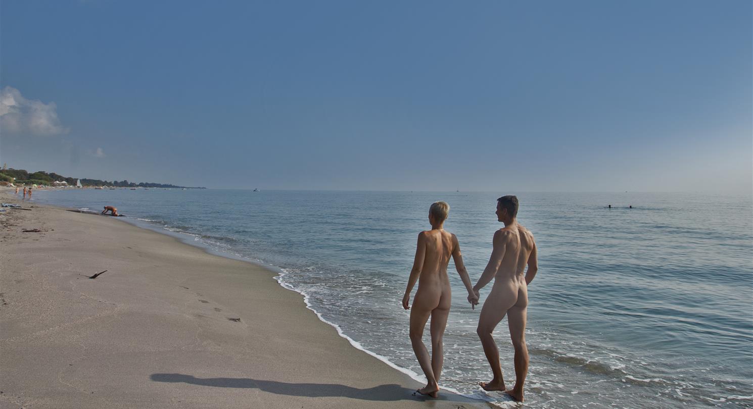 Spazieren Sie am langen Sandstrand des 3 km langen Ferienortes Bagheera