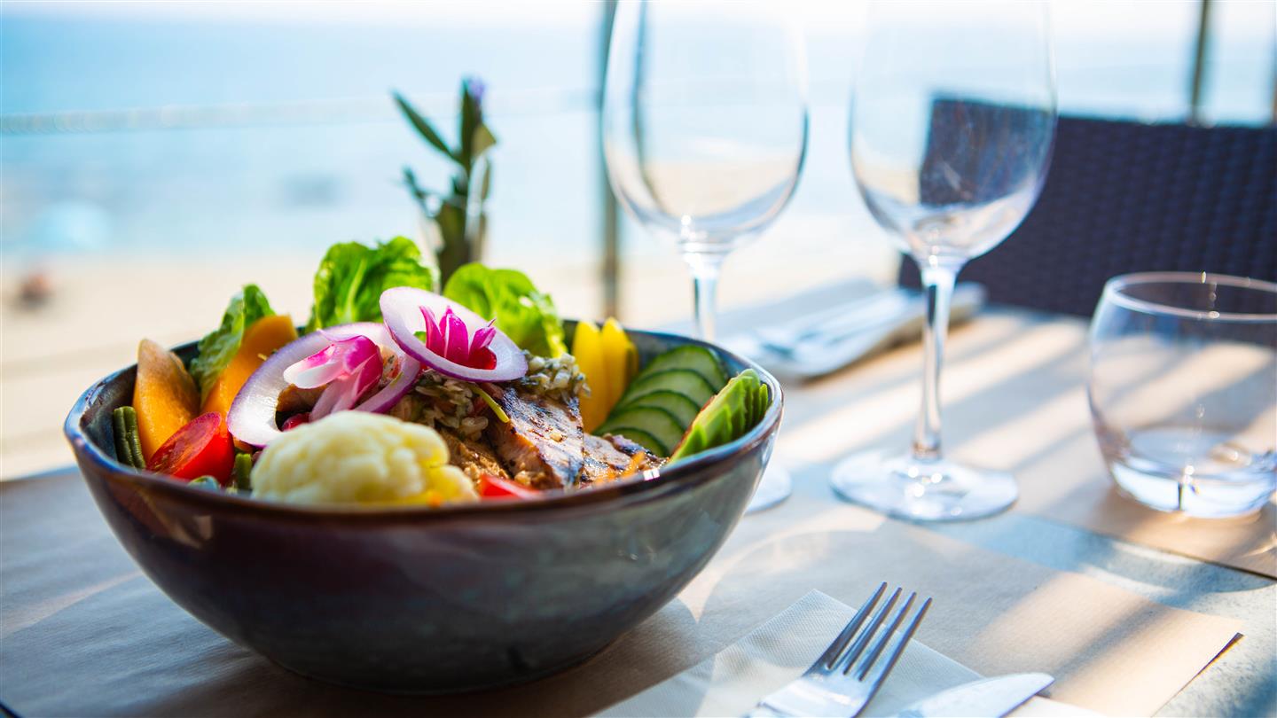 bowl de quinoa et thon snacké ou végé Restautant Bagheera en Bord de mer
