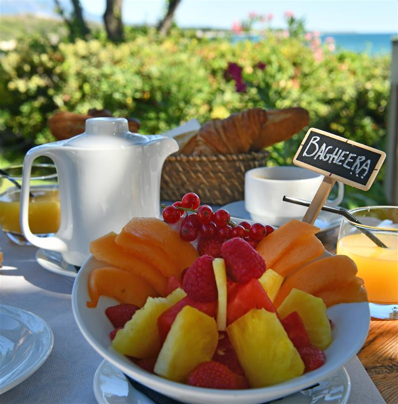 Frühstück im Restaurant am Meer des 4-Sterne-Campingplatzes in Bagheera