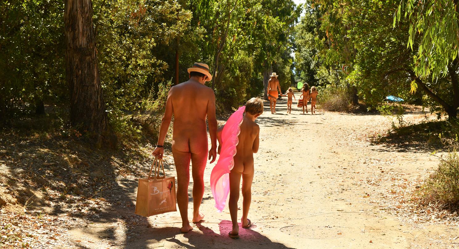 Stellplätze FKK-Campingplatz am Meer 4 Sterne Korsika, Linguizzetta - Domaine de Bagheera