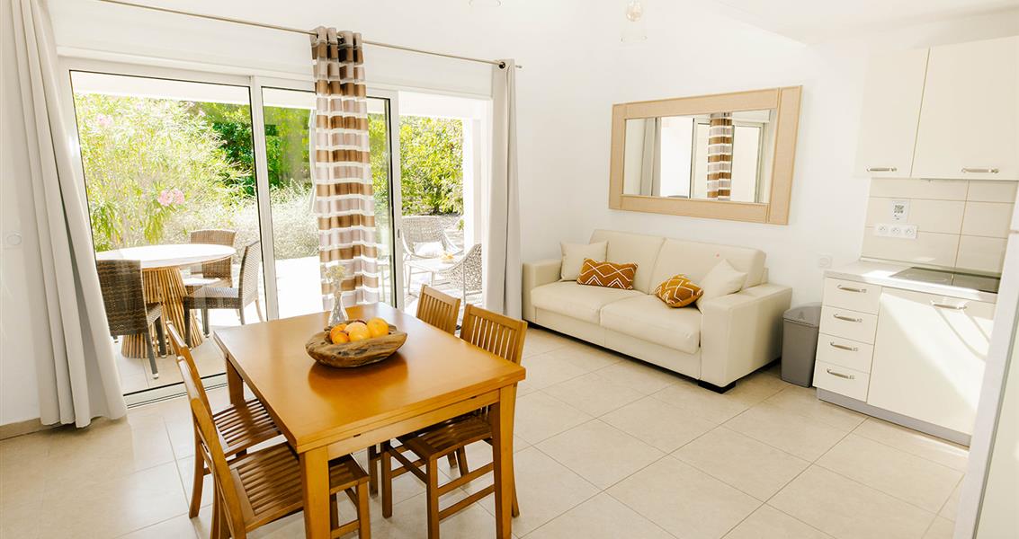 Villa B Superior auf einem 4-Sterne-Campingplatz zwischen Bastia und Porto Vecchio, FKK-Campingplatz auf Korsika