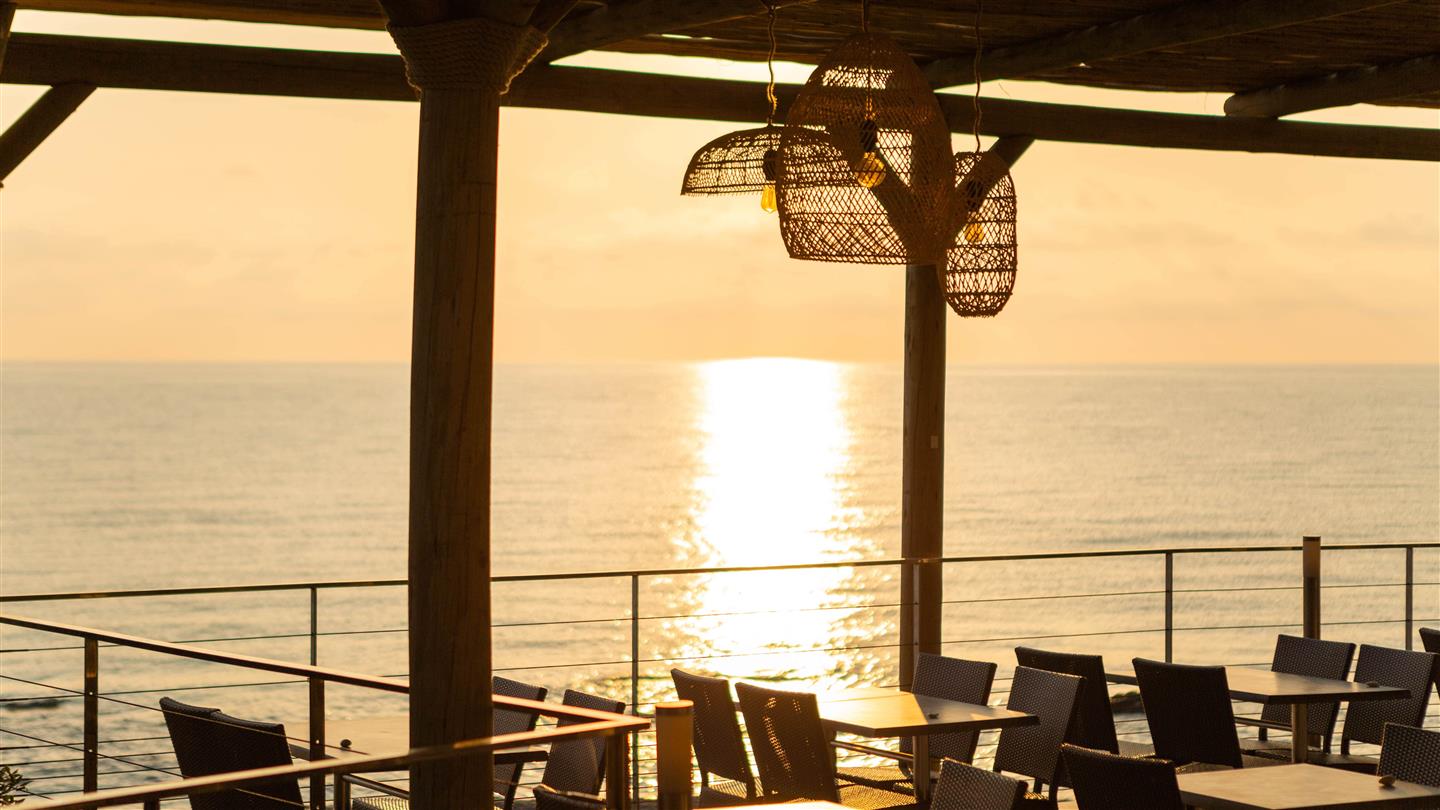 Frühstück im Restaurant am Meer des 4-Sterne-Campingplatzes in Bagheera
