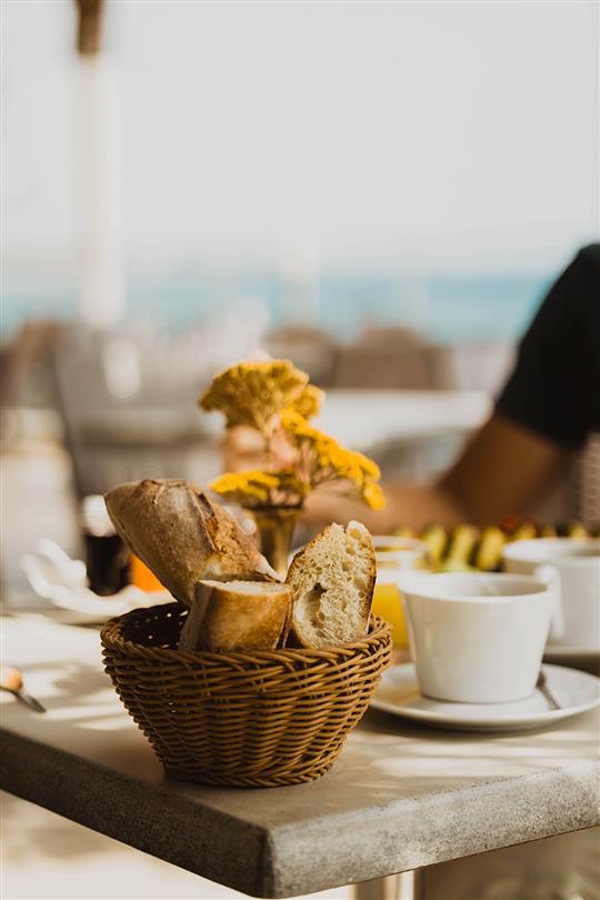Frühstück im Restaurant am Meer des 4-Sterne-Campingplatzes in Bagheera