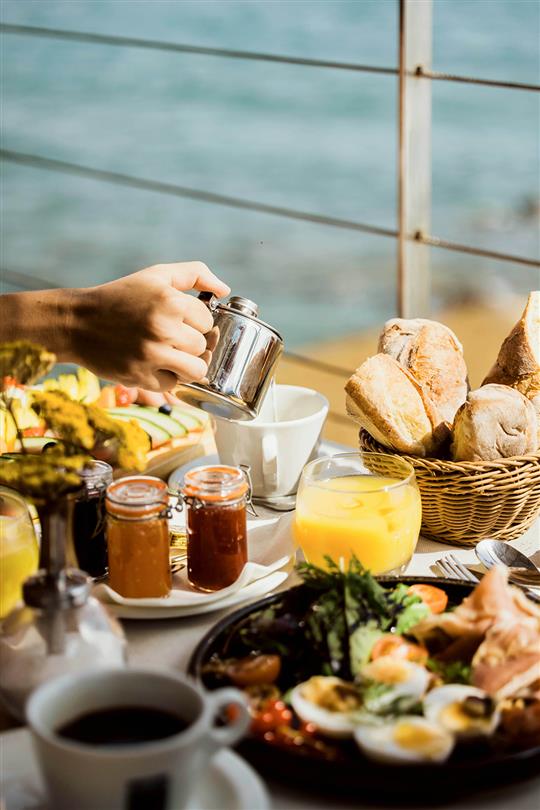 Frühstück im Restaurant am Meer des 4-Sterne-Campingplatzes in Bagheera
