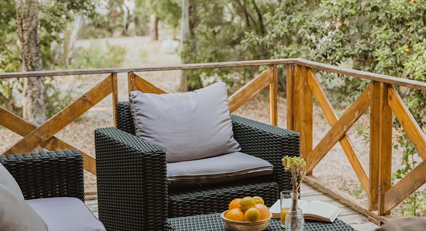  Familienurlaub, Chalet-Terrasse in Ihrem FKK-Campingplatz auf Korsika